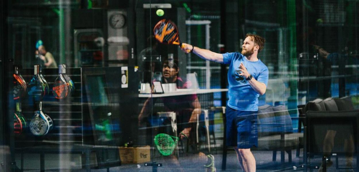 Un Giocatore in azione durante una partita di padel.