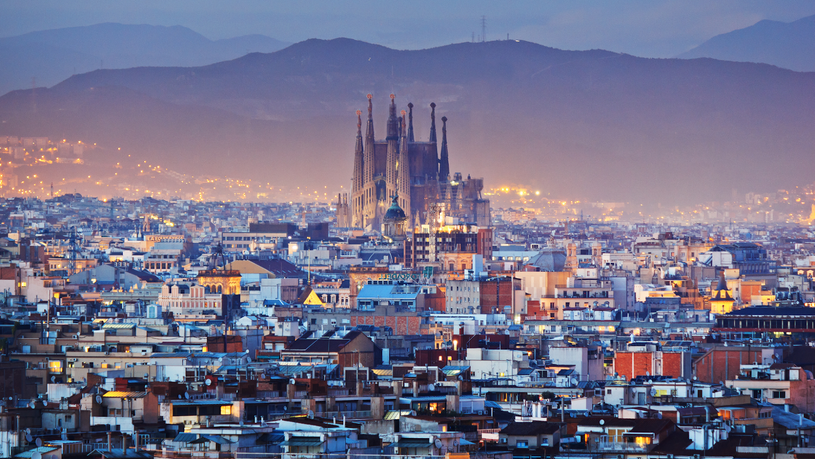 Vista panoramica di Barcellona di notte con la meravigliosa Sagrada Familia, l’opera incompiuta di Antoni Gaudì