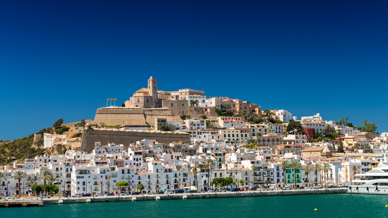 Vista della costa di Ibiza dal mare con le sue inconfondibili abitazioni bianche