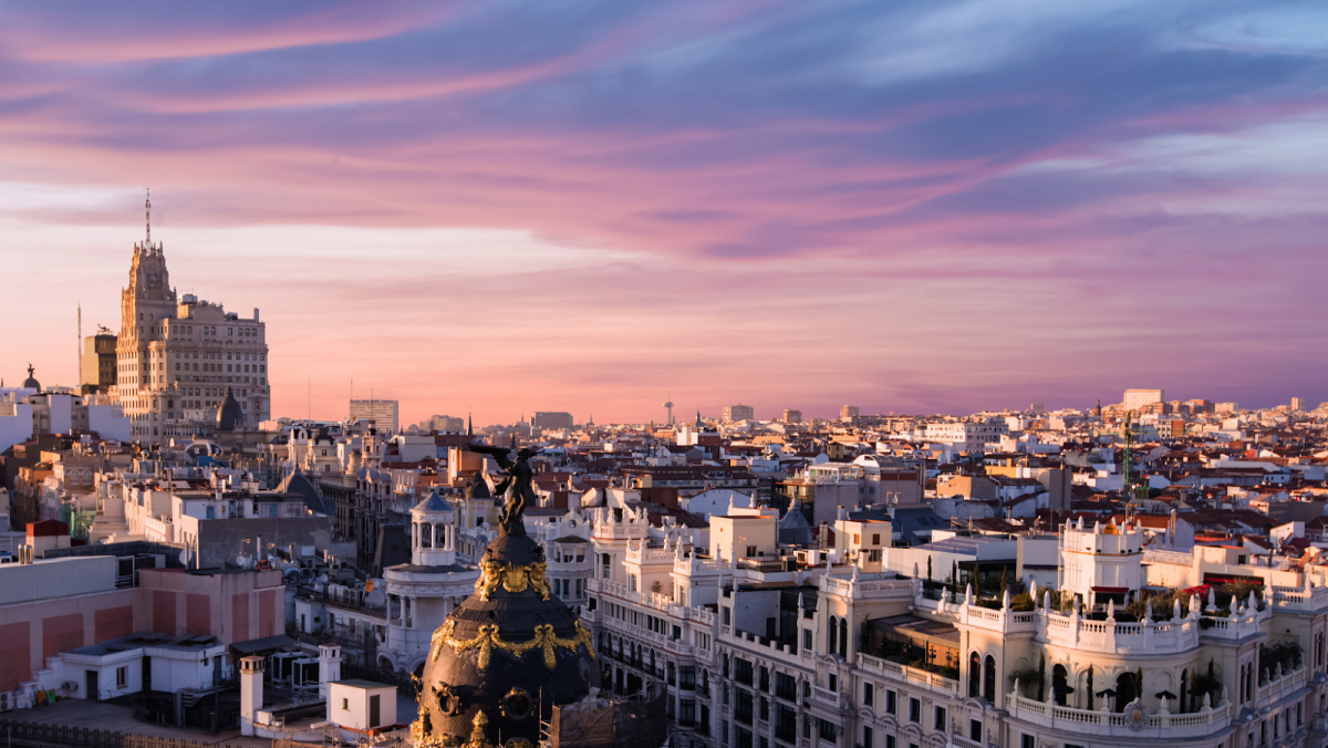 Vista panoramica sui tetti di Madrid al crepuscolo