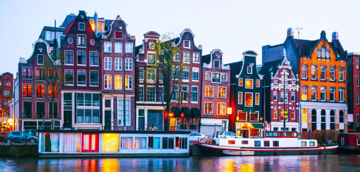 Vista di Amsterdam di sera nei pressi di uno dei suoi canali